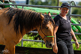 Foto von Mustang Casanova und Trainerin Janell Baader beim Training