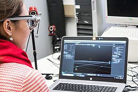 Foto der Pressekonferenz Human Factors mit 3D-Visualisierung des Eye-Tracking Systems