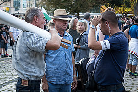 D. Jörg List, Stadtratskandidat von Pro Chemnitz (mitte) nimmt an der Demo teil