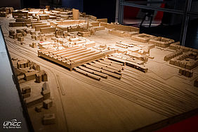 Einer der Bürgerbeiträge der Ausstellung ist ein taktiles Modell der Stadt Chemnitz an dem die Besucher zentrale und wichtige Punkte in der Stadt durch Geräusche identifizieren sollen.