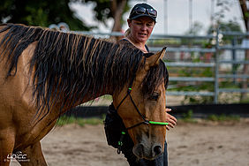 Foto von Mustang Casanova und Trainerin Janell Baader beim Training