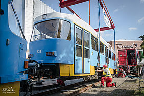 Mit viel Fingerspitzengefühl wird die Bahn aufs Gleis gestellt