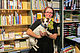 Inhaberin Wenke Helmboldt und Jack-Russel Fred suchen einen Nachfolger für ihre geliebte Buchhandlung. Foto: Anika Weber